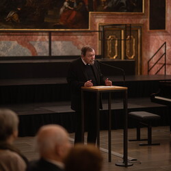 Im Bann (s)einer großen Erzählung: Josef Fink (1941–1999)Eröffnung im Minoritensaal, 28. Februar 2025Mit Johannes Rauchenberger, Elisabeth Koller (Kuratoren)Generalvika Erich Linhardt, Walter Prügger, Leiter des Ressorts 'Bildung, Kunst und Kultu