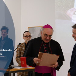 Eröffnung des Spiegelgitterhauses Gleisdorf (Sammlung Wolf) durch Bürgermeister Christoph Stark, Landeshauptmann Christopher Drexler und Diözesanbischof Wilhelm Krautwaschl.Laudatio: Walter Prügger,Einführung in die Ausstellung 'WENDEZEITEN/ZEITENW