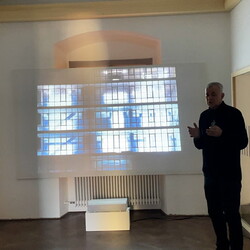 Zlatko Kopljar führte mit Kurator Johannes Rauchenberger durch die Ausstellung 'AUSLÖSCHUNG', 23.11.2024