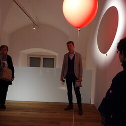 Lange Nacht der Kirchen, 23. Mai 2025: Kurator Johannes Rauchenberger führt durch die Ausstellung 'NUN MEHR – MEAN TIME' von Maaria Wirkkala