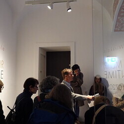 Lange Nacht der Kirchen, 23. Mai 2025: Kurator Johannes Rauchenberger führt durch die Ausstellung 'NUN MEHR – MEAN TIME' von Maaria Wirkkala