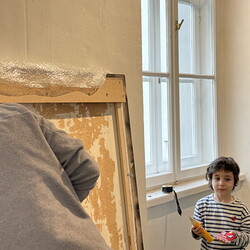 Aufbau der Ausstellung: Zenita Komad: NIE WIEDER KRIEG!KULTUM MUSEUM Graz, J?nner 2024Foto: KULTUM/Aufbauteam