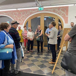 Lange Nacht der Kirchen 2024_'Nie wieder Krieg!'_Zenita Komad_Kuratorenführung. Foto: KULTUM