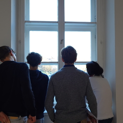 Ausstellungsführung Schulgruppe durch die Ausstellung 'Auslöschung' von Zlatko Kopljar durch Johannes Rauchenberger, Jänner 2025