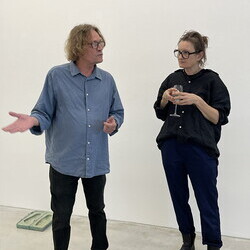 Künstler*innengespräch: Anneliese Schrenk und Michael Kienzer im Gespräch mit Kurator Johannes Rauchenberger in der Ausstellung: 'Was tun Skulpturen ohne Aufsicht?', 8.8.2026, Spiegelgitterhaus Gleisdorf, Hochsommer.art