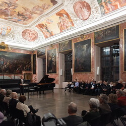 Im Bann (s)einer großen Erzählung: Josef Fink (1941–1999)Eröffnung im Minoritensaal, 28. Februar 2025Mit Johannes Rauchenberger, Elisabeth Koller (Kuratoren)Generalvika Erich Linhardt, Walter Prügger, Leiter des Ressorts 'Bildung, Kunst und Kultu