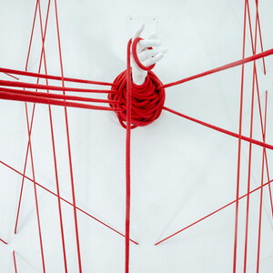 Zenita Komad,Friedensbüro und Friedenstisch, 2024, 20, Portraits, Seile, Gipsabdrücke, Bücher, Holz, Ausstellungsansicht: Zenita Komad: Nie wieder Krieg! KULTUMUSEUM Graz, 3.2.–26.5.2024, Kurator: Johannes Rauchenberger