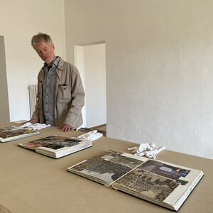 Michael ENDLICHER, Klebebücher, 2018-2024, Ausstellungsansicht: Michael Endlicher: ZEICHEN SPRACHE IRONIE, KULTUM Graz, 11. Mai bis 13. Juli 2024, Kurator: Johannes Rauchenberger