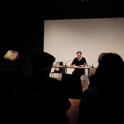 Mit einem Bein steht dieser Dichter in Argentinien, mit dem anderen erreicht er den Abend. Was Fedor Pellmann, der unter Supermarktjunkies, sp?ten Fischreihern und Ausfahrern in Buenos Aires abwartende Dichter aus M?nchen, in seinem Gedichtband ?Nur 