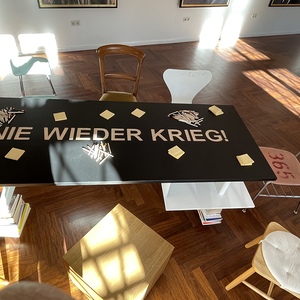Zenita Komad, Friedenstisch, 2023, 80 x 200 x 75 cm, Ausstellungsansicht: Zenita Komad: Nie wieder Krieg! KULTUMUSEUM Graz, 3.2.?26.5.2024, Kurator Johannes Rauchenberger