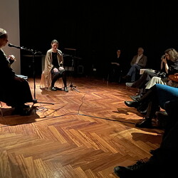 KLANG und KLAGE. Benefizkonzert f?r die UkraineInstitut f?r Slawistik in Kooperation mit KULTUMLAMENTATIONEN: Stimmperformancemit Hilde Kappes und Anna Petzer (Berlin)HERSTORY: Lesung mit Sofia Andruchowytsch (Kyjiw)ZHI ZHI NI NI: Audiovisuel