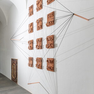 Zenita Komad, Keine Nation wird gegen eine andere das Schwert erheben, und sie werden den Krieg nicht mehr lernen! 2023, Installation, 12-teilig, je 41 x 31 cm,  Ausstellungsansicht: Zenita Komad: Nie wieder Krieg! KULTUMUSEUM Graz, 3.2.–26.5.2024, 