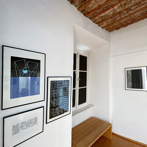 Peter Angerer: „Die Erfindung der Realität“,ab 2017, 19 Unikatgrafiken, Monotypie,Elementendruck, Text, 14 Arbeiten „Die Erfindungder Realität“ 2017 je 59,4cm x 42cm,1 Arbeit „Read/Real“ 2019, 70cm x 50cm, 2Arbeiten „Visible“ 2019, „Real/Unreal“