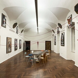 Zenita Komad: Installationsansicht 'Friedensbüro', 2024, Ausstellungsansicht: Zenita Komad: Nie wieder Krieg! KULTUMUSEUM Graz, 3.2.–26.5.2024, Kurator Johannes Rauchenberger