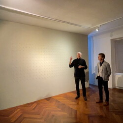 Zlatko Kopljar führte mit Kurator Johannes Rauchenberger durch die Ausstellung 'AUSLÖSCHUNG', 23.11.2024