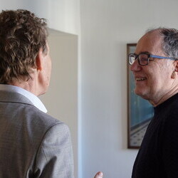                                 Kurator Johannes Rauchenberger mit Adrian Paci in der Ausstellung 'Gott hat kein Museum' am 19.3.2026