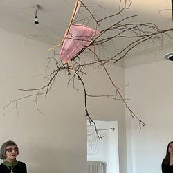 Aufbau der Ausstellung: 'SISTERS OF THE LABYRINTH' von Renate Kordon und Tamara Friebel, KULTUM Graz, 2.-23.März 2024  Foto: KULTUM/Johannes Rauchenberger