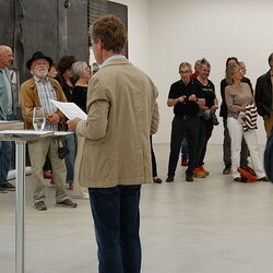 'Was tun Skulpturen ohne Aufsicht?' - Michael Kienzer und Anneliese Schrenk,KULTUMUSEUM im Spiegelgitterhaus Gleisdorf, 22. Mai 2026, Eröffnung: Kurator Johannes Rauchenberger