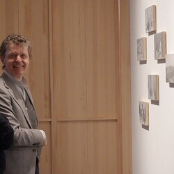                                 Kurator Johannes Rauchenberger mit Adrian Paci in der Ausstellung 'Gott hat kein Museum' am 19.3.2026