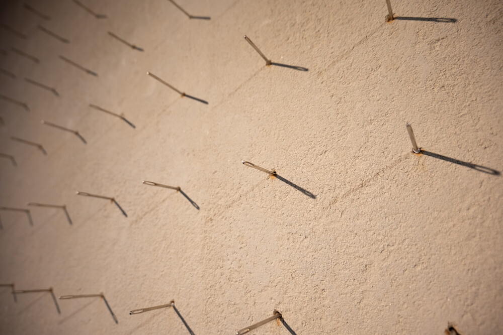 Foto: KULTUM/Adnan Babahmetovic Zlatko Kopljar: I believe, 1995, 15 cm lange, in eine Wand gerammte Stifte, Installation mit variablen Abmessungen, Ausstellungsansicht: Zlatko Kopljar: AUSLÖSCHUNG | ERASION. KULTUMUSEUM Graz, 27. Sept. 2024 – 12. Jan. 2025Kurator: Johannes Rauche