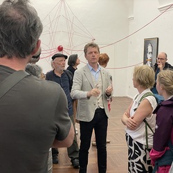 Lange Nacht der Kirchen 2024_'Nie wieder Krieg!'_Zenita Komad_Kuratorenführung. Foto: KULTUM