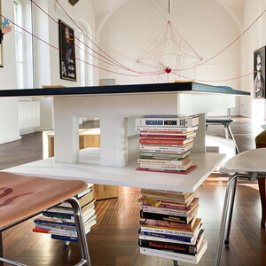 Zenita Komad, Friedenstisch, 2023, 80 x 200 x 75 cm, Ausstellungsansicht: Zenita Komad: Nie wieder Krieg! KULTUMUSEUM Graz, 3.2.–26.5.2024, Kurator Johannes Rauchenberger