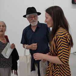                                 Er?ffnung der Sommer-Ausstellung im Spiegelgitterhaus Gleisdorf am 20. Juni 2025:  'round and round she goes  and where she stops nobody knows'Eine Ausstellung ?ber die ZEIT, kuratiert von zweintopf Mit Werken von M