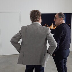                                 Kurator Johannes Rauchenberger mit Adrian Paci in der Ausstellung 'Gott hat kein Museum' am 19.3.2026