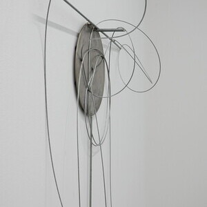 Michael Kienzer: Lose Dichte Vol, 21“, Stahl, Magnete   2025, Courtesy des Künstlers,   aus: Michael Kienzer & Anneliese Schrenk: 'Was tun Skulpturen ohne Aufsicht?', KULTUMUSEUM im Spiegelgitterhaus Gleisdorf, 22. Mai bis 31. August 2026 Kurator: J.