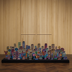 Alois Neuhold,  *1951 in Eggersdorf (AT), lebt in Baldau (AT),  Abfall-Seelen einer Achtloswelt ­– Lautloser Aufstand farblichtgeballt – Eine Anblick-Armee,  „Jüngstes Gericht“... 2020-2024,  49 tlg., Abfallmaterial, Karton, Acryl, Courtesy des Künst