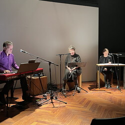 BREAK EDEN. Ges?nge von Sirenen. H?RSPIEL, KULTUM, 1. Dezember 2023  Text, Lesung: Lisa Spalt Komposition: Clemens Gadenst?tter  Interpret*innen: Anna Claire Hauf | Stimme Ernst Surberg |  Keyboards  Foto: KULTUM/J. Rauchenberger
