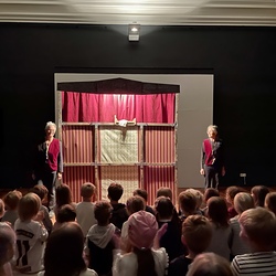 JUNGES PUBLIKUM_Bavastel Puppentheater Graz_Kasperl und das Krokodil. Foto: KULTUM/Hopper