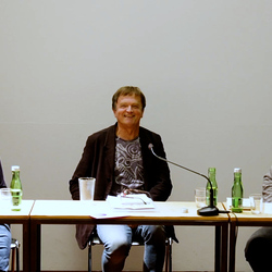 Doppelte Gäste: Thomas Ballhausen und Ferdinand Schmatz – 500 mg Orpheus Forte. | 17. November 2023 | Einführung: Barbara Rauchenberger  | Moderation des Gesprächs: Helwig Brunner. Foto: J. Rauchenberger