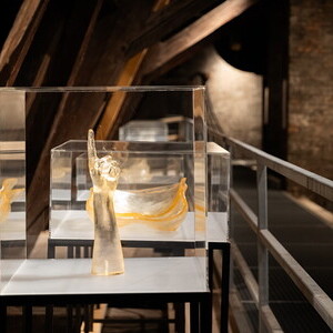 Claudia Schink * 1960 in Kempen (DE), lebt in Köln und Berlin (DE),   Thekla, 1999, Körperabgüsse der Künstlerin, farbloses Gießharz, Höhe 40 cm KULTUMUSEUM Graz, aus: Claudia Schink „Das Christentum“, Gesamtzyklus: „Das Abendland“: SOLILOQUIA (2001)