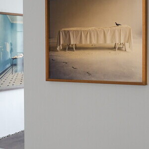 Julia Krahn, * 1978 in Aachen (DE), lebt in Mailand und Sorrento (IT), Ultima Cena, 2012, Analoge Fotografie, Farbprint auf Aluminium, Eichenrahmen, Museumsglas, 85 x 105 cm, Edition: 3, KULTUMUSEUM Graz, aus: reliqte, reloaded: Zum Erbe christl