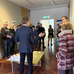 Kuratorenführung mit Kurator Johannes Rauchenberger durch die Ausstellung 'Im Bann (s)einer gro?en Erz?hlung: Josef Fink zum 25. Todestag' am letzten Ausstellungstag, 19. April 2025