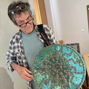 Henry Jesionka vor seinen Ausstellungsobjekten von 'FLEEING SHADOWS'Foto: J. Rauchenberger