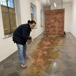 Aufbau der Ausstellung: Zenita Komad: NIE WIEDER KRIEG!KULTUM MUSEUM Graz, J?nner 2024Foto: KULTUM/Aufbauteam