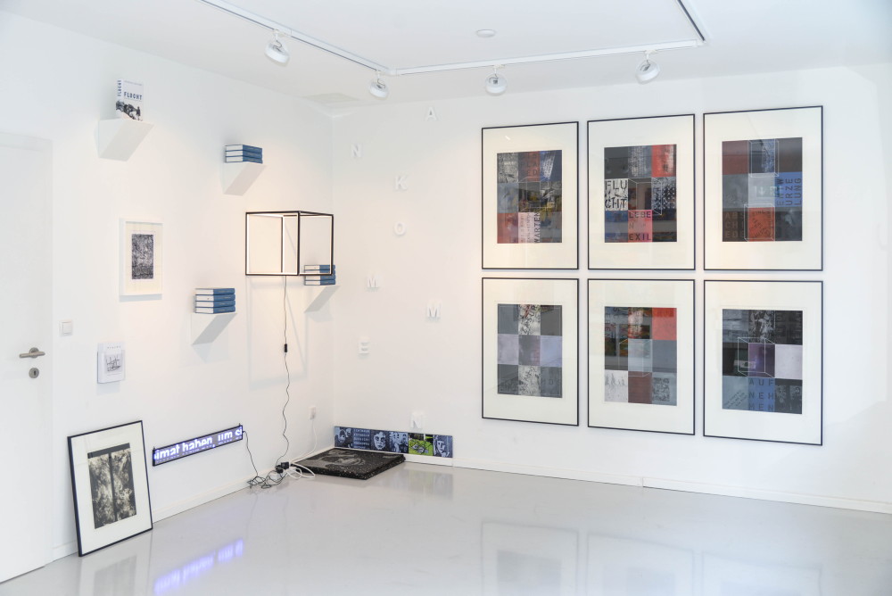 Peter Angerer, Installation 'Flucht', Grafikserie, Objekte, Bücher, Leuchtschrift, 2017–2022