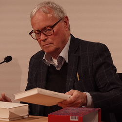 Lesung am 8. Mai 2026 mit Peter Waterhouse aus seinem neuen Werk Z Ypsilon X, mit einleitenden Worten von Johannes Rauchenberger und Edith Draxl. Gespräch und Moderation Paul Jandl.