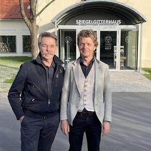 Kunstsammler Erich Wolf und Kurator Johannes Rauchenberger, der in Zukunft das Spiegelgitterhaus kuratorisch betreut.  Foto: Wolf