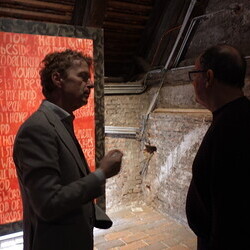                                 Kurator Johannes Rauchenberger mit Adrian Paci in der Ausstellung 'Gott hat kein Museum' am 19.3.2026