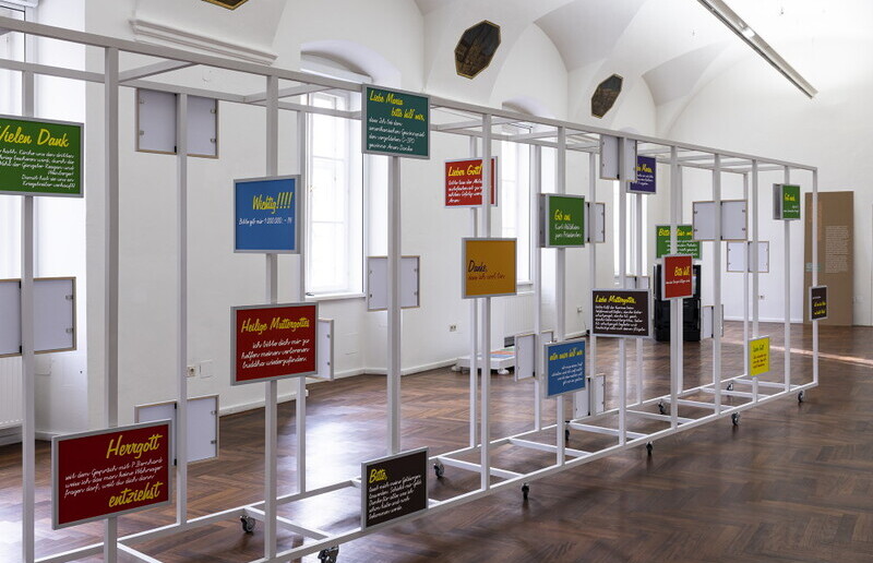 zweintopf (Eva Pichler+Gerhard PichlerMaria:Trost, 2010/2022bestehend aus:- 34 Stück, 30*40cm Pigmentdrucke auf Epson Enhanced Matte Paper, Auflage 1+1- Video 4:3 - Dauer (3:19) als Loop (23:14): MariaHilf4_3.mpg, Auflage 1+1- Schaukasten (ÖBB) 