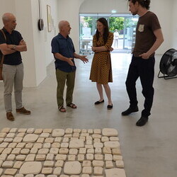                                 Er?ffnung der Sommer-Ausstellung im Spiegelgitterhaus Gleisdorf am 20. Juni 2025:  'round and round she goes  and where she stops nobody knows'Eine Ausstellung ?ber die ZEIT, kuratiert von zweintopf Mit Werken von M