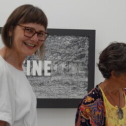                                 Er?ffnung der Sommer-Ausstellung im Spiegelgitterhaus Gleisdorf am 20. Juni 2025:  'round and round she goes  and where she stops nobody knows'Eine Ausstellung ?ber die ZEIT, kuratiert von zweintopf Mit Werken von M