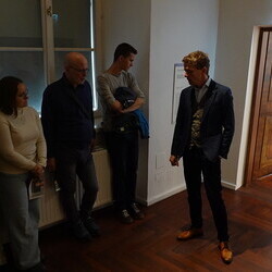 Führung mit Kurator Johannes Rauchenberger und Studierendenvertretungen der Theologiestudierenden aus Wien und Graz durch die Ausstellung 'Gott hat kein Museum' am Samstag, 22.11.2025