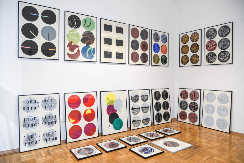 Peter Angerer: Systems, 2020, 101 Grafiken (Hochdruck, Flachdruck, Zeichnung, Schablonenschrift), je 70x50cm, Unikate