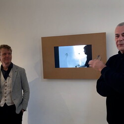 Zlatko Kopljar führte mit Kurator Johannes Rauchenberger durch die Ausstellung 'AUSLÖSCHUNG', 23.11.2024