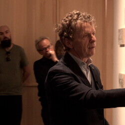 'Crosses': 12. Themenführung mit Kutator Johannes Rauchenberger in der Ausstellung 'Gott hat kein Museum', special guest: Guillaume Bruere (Berlin)