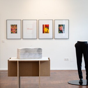 Zlatko Kopljar, * 1962 in Zenica (YU), lebt in Zagreb (HR), Vinculum I+II, 1995, Beine einer Schaufensterpuppe, Hose, Schuhe, Perlen, Baumwolle, blaue Flüssigkeit, rundes schwarzes Glas | Text der Apokalypse in Blindenschrift, Kristalldorn KULTUM